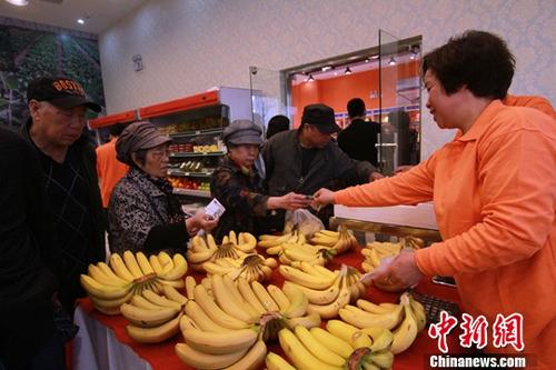 資料圖：市民選購(gòu)水果。<a target='_blank' href='http://www.chinanews.com/'>中新社</a>記者 張道正 攝